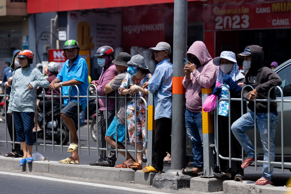 Anh Vũ Quang (quận 7) cho biết anh cùng mẹ đứng đợi lễ đưa tang của nghệ sĩ Vũ Linh từ 8h sáng cùng ngày. Nghệ sĩ Vũ Linh là thần tượng của nhiều thế hệ trong gia đình anh. "Hai mẹ con đi sáng sớm để có thể tiễn đưa chú trong giây phút cuối cùng. Từ nay, khán giả mộ điệu không còn nghe được giọng hát của chú nữa rồi".