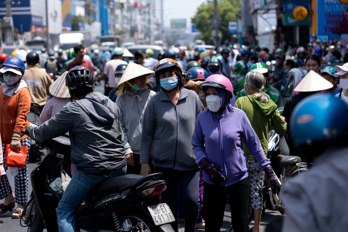 Ùn tắc diễn ra trên trục đường Đoàn Thị Điểm và Phan Đăng Lưu. Hàng nghìn người chen chúc để chứng kiến lễ di quan của nghệ sĩ Vũ Linh.