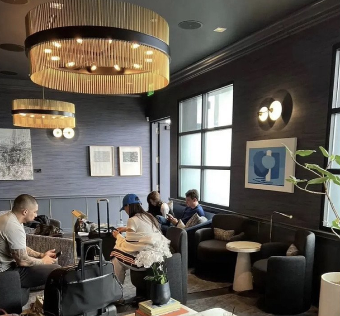 Lisa (Blackpink) bi bat gap xuat hien cung ban trai 