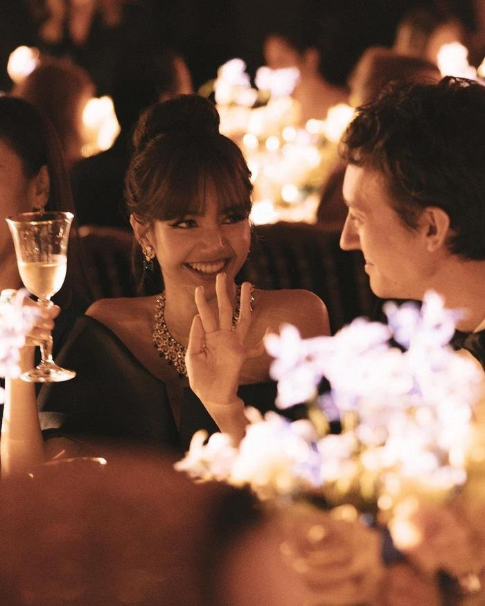 Lisa (Blackpink) bi bat gap xuat hien cung ban trai 