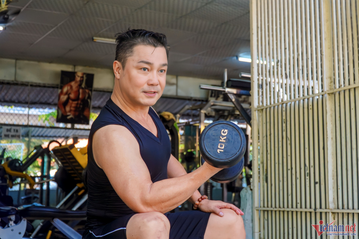 Nếu phần lớn nghệ sĩ, doanh nhân chọn tập phòng gym cao cấp với dịch vụ 5 sao, anh em Lý Hùng và Lý Hương duy trì thói quen tập luyện tại phòng gym gần nhà.