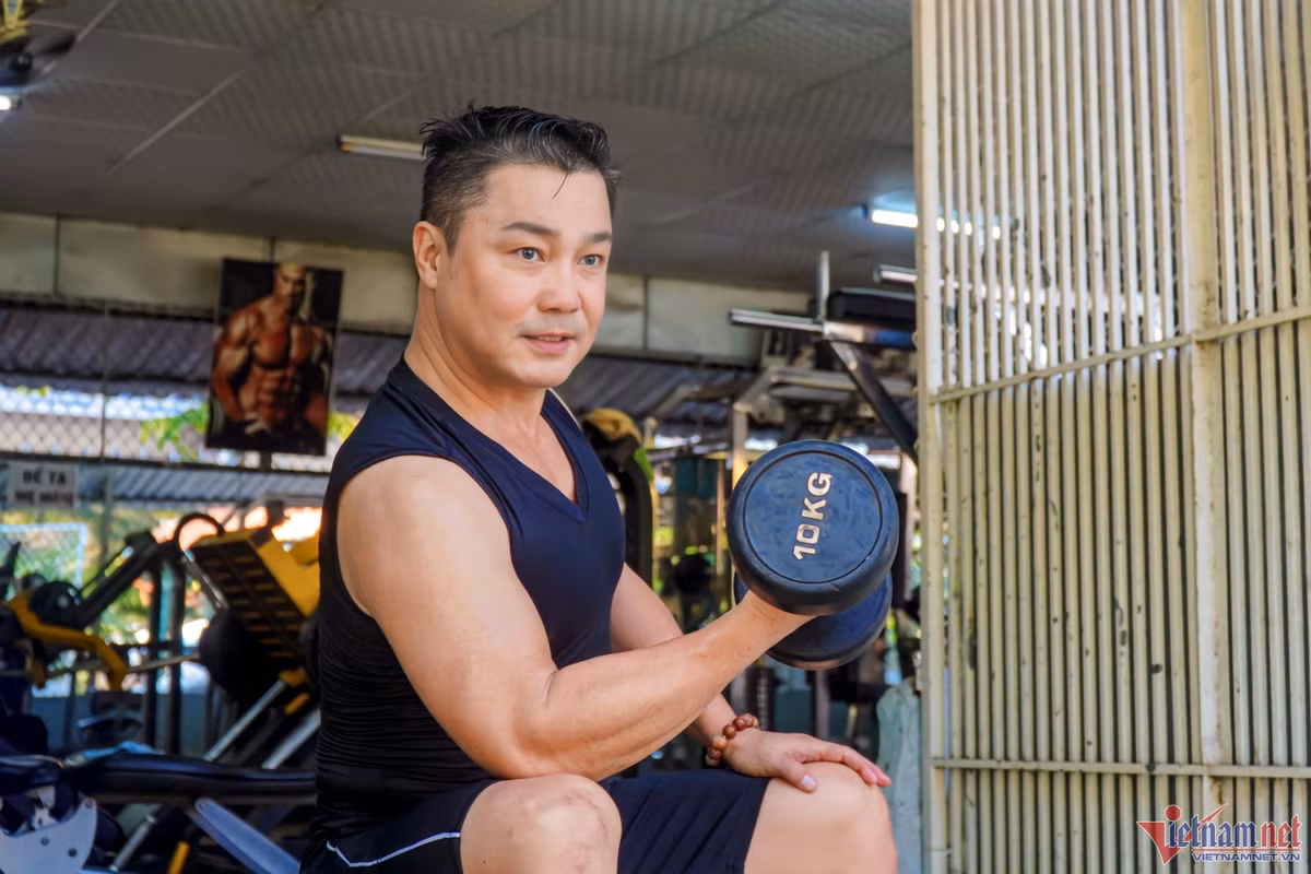 Nếu phần lớn nghệ sĩ, doanh nhân chọn tập phòng gym cao cấp với dịch vụ 5 sao, anh em Lý Hùng và Lý Hương duy trì thói quen tập luyện tại phòng gym gần nhà.