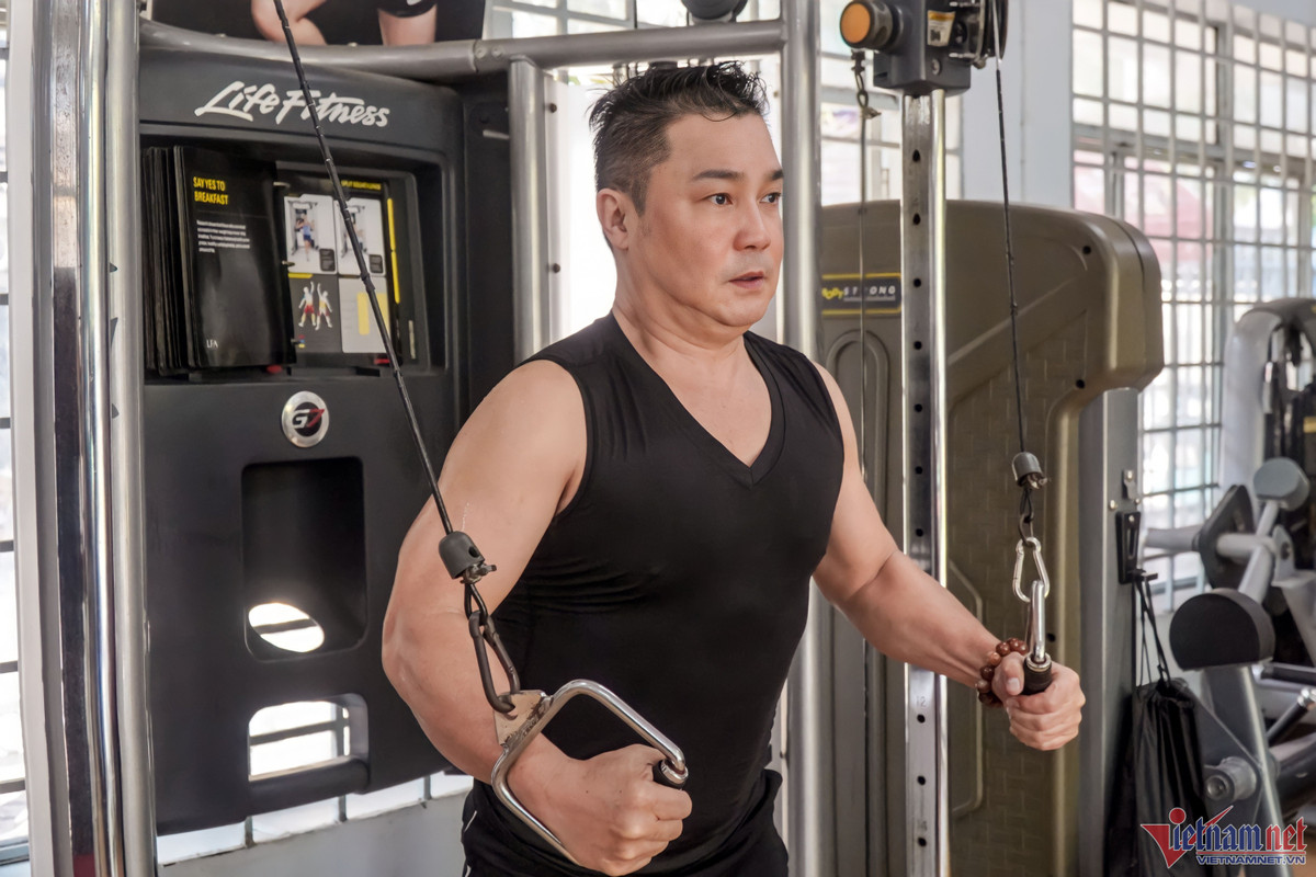 Lý Hùng cho hay: "Là con nhà võ, tôi đam mê vận động từ bé. Ngay cả khi lịch trình bận rộn, cơ thể mệt mỏi, tôi luôn duy trì tập luyện tối thiểu 4 buổi/tuần. Nếu không vận động, tôi thấy bứt rứt, khó chịu".