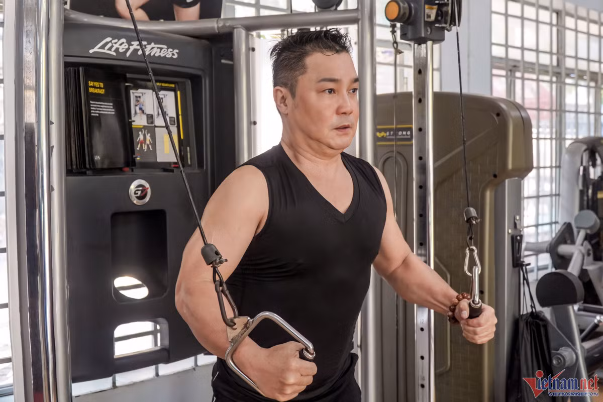 Lý Hùng cho hay: "Là con nhà võ, tôi đam mê vận động từ bé. Ngay cả khi lịch trình bận rộn, cơ thể mệt mỏi, tôi luôn duy trì tập luyện tối thiểu 4 buổi/tuần. Nếu không vận động, tôi thấy bứt rứt, khó chịu".