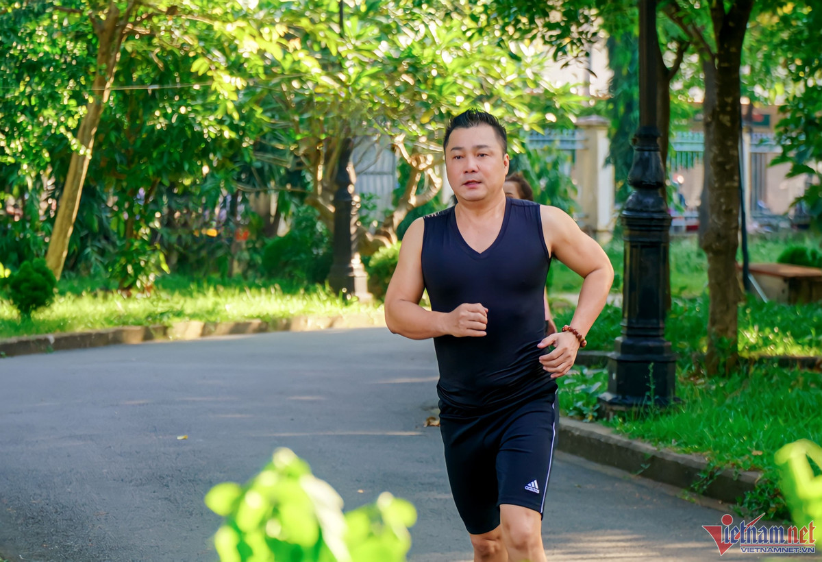 Anh bắt đầu ngày mới bằng việc kết hợp xen kẽ đi bộ, chạy bộ trong hơn 1 tiếng trước khi tập gym.