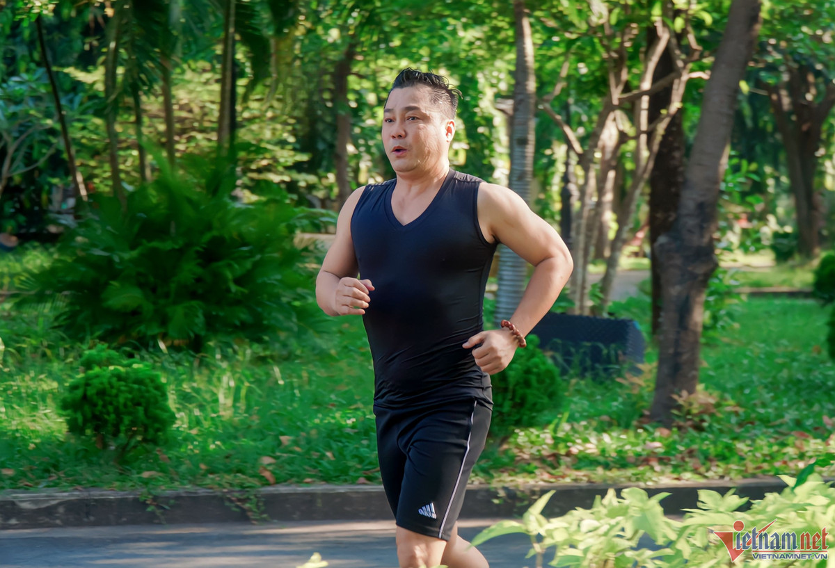 Những ngày có lịch diễn, nam tài tử thường thu xếp chạy bộ quanh công viên vào buổi chiều, từ 14h30 - 16h.