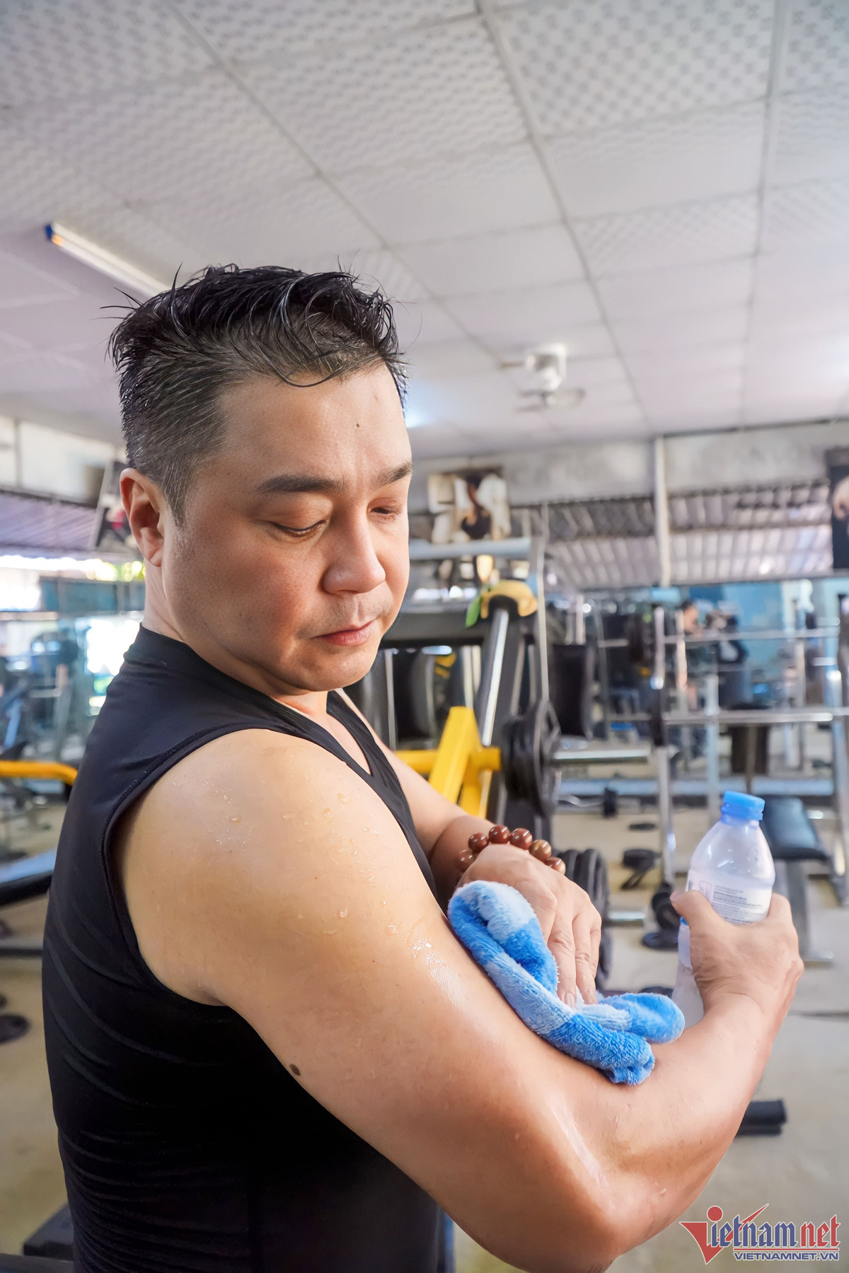 Anh giải thích: "Với tôi, thời gian rất quan trọng. Nhà tôi ngay cạnh Trung tâm văn hóa thể thao Tân Bình, việc di chuyển chỉ mất 30 giây. Phòng gym ở đây có đầy đủ máy móc, thiết bị nên tôi không có nhu cầu đi đâu xa để tập với dịch vụ 5 sao. Tôi muốn dành thời gian tập trung cho công việc".