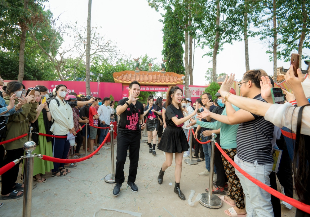 Tối 24/4, Lý Hải cùng ê-kíp phim Lật mặt 6: Tấm vé định mệnh tổ chức buổi chiếu miễn phí tại đình thần Định Yên (Đồng Tháp) - bối cảnh chính của phim. Vợ chồng Lý Hải tổ chức chiếu phim miễn phí tại Đồng Tháp. 