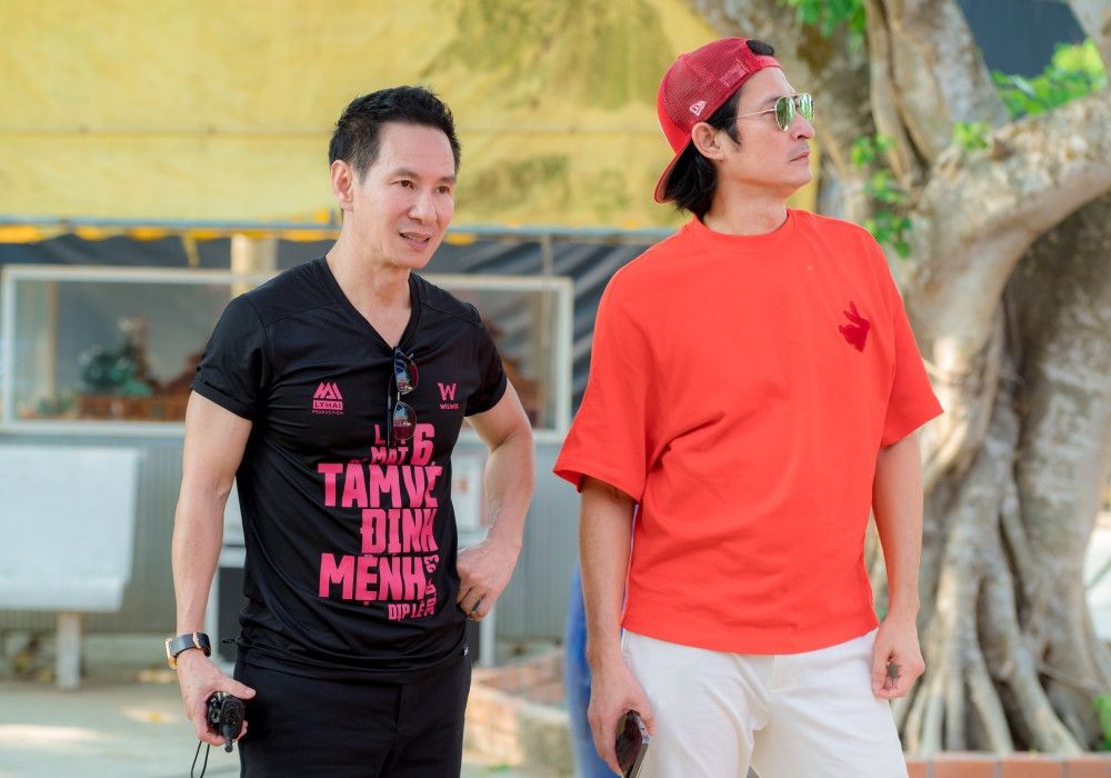  Minh Hà – bà xã Lý Hải cho biết, việc phát phim ở xã Định Yên là nguyện vọng của vợ chồng nam đạo diễn khi hoàn thành phim. Điều này khiến ê-kíp lo lắng vì những bất cập cơ sở vật chất cũng như khâu bảo vệ bản quyền. Tuy nhiên, nam ca sĩ nói anh đặt niềm tin vào bà con, đồng thời cũng là dịp để anh tri ân mảnh đất miền Tây – nơi mình sinh ra và lớn lên.