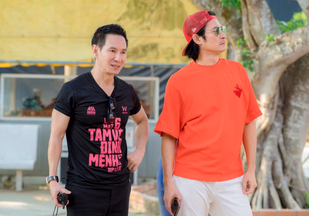  Minh Hà – bà xã Lý Hải cho biết, việc phát phim ở xã Định Yên là nguyện vọng của vợ chồng nam đạo diễn khi hoàn thành phim. Điều này khiến ê-kíp lo lắng vì những bất cập cơ sở vật chất cũng như khâu bảo vệ bản quyền. Tuy nhiên, nam ca sĩ nói anh đặt niềm tin vào bà con, đồng thời cũng là dịp để anh tri ân mảnh đất miền Tây – nơi mình sinh ra và lớn lên.