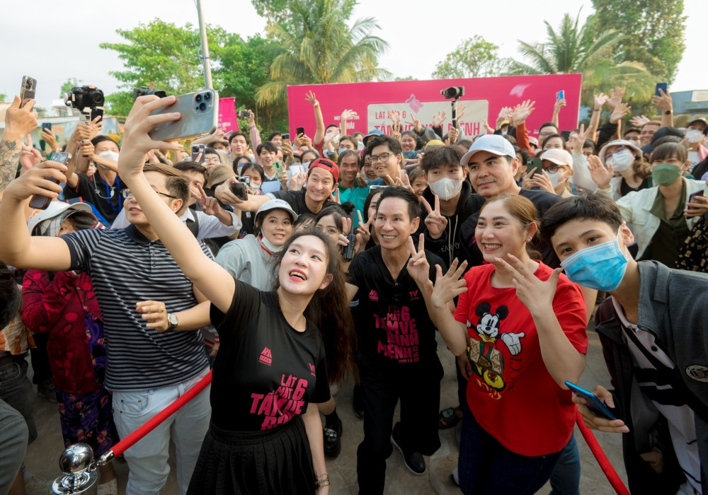 Từ xế trưa, nhiều người dân đã có mặt tại địa điểm chiếu phim. Cận kề giờ chiếu, số lượng khán giả tăng lên 4000 người, khiến số lượng vé không đủ phát. Lý Hải thay mặt ê-kíp gửi lời xin lỗi, mong mọi người thông cảm ra về.