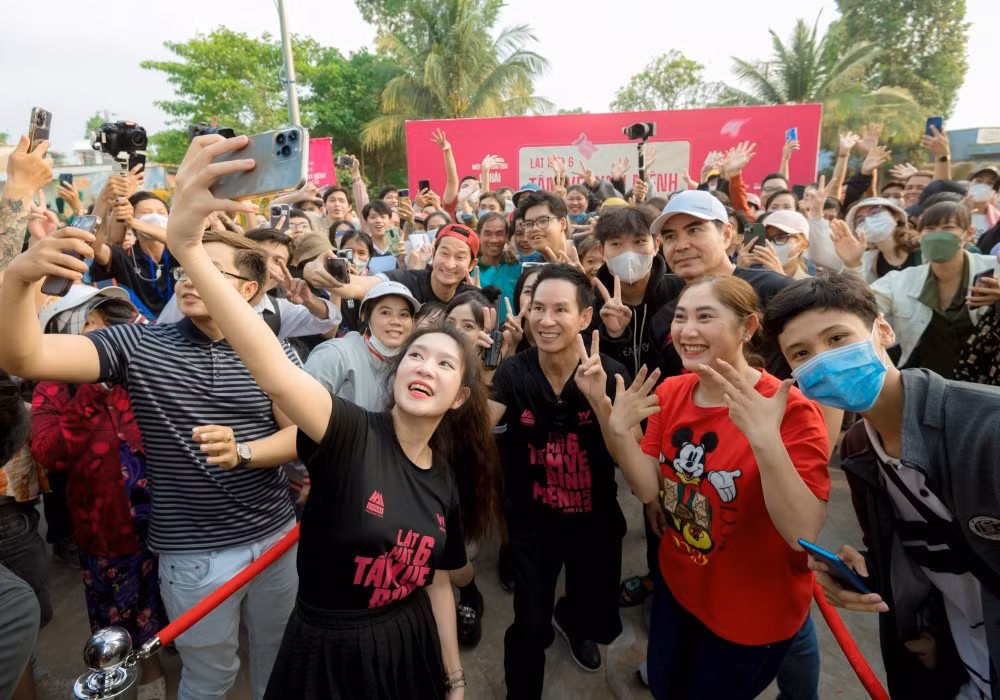 Từ xế trưa, nhiều người dân đã có mặt tại địa điểm chiếu phim. Cận kề giờ chiếu, số lượng khán giả tăng lên 4000 người, khiến số lượng vé không đủ phát. Lý Hải thay mặt ê-kíp gửi lời xin lỗi, mong mọi người thông cảm ra về.