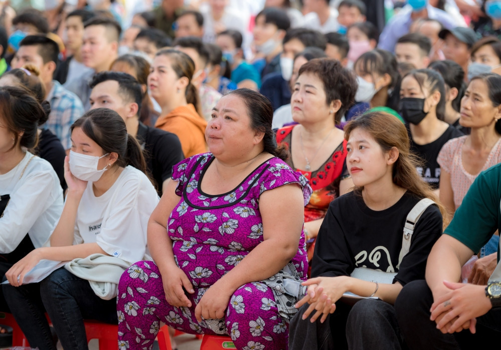 Người dân chăm chú thưởng thức phim.