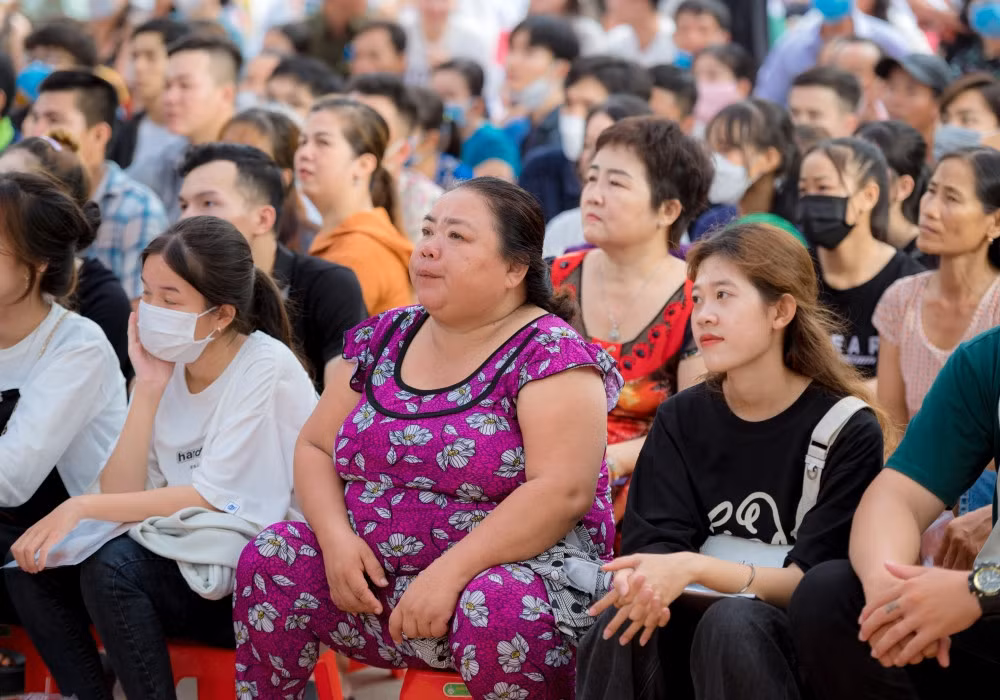 Người dân chăm chú thưởng thức phim.