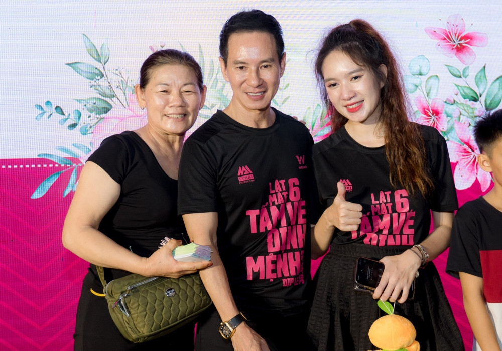 “Phim chưa công chiếu nên việc bảo mật phim là rất quan trọng, đặc biệt với số lượng hơn 2000 người như thế là rất khó. Chúng tôi được sự hỗ trợ từ chính quyền địa phương trong việc điều tiết giao thông, giữ an ninh trong suốt quá trình diễn ra buổi chiếu phim”, Minh Hà cho biết.