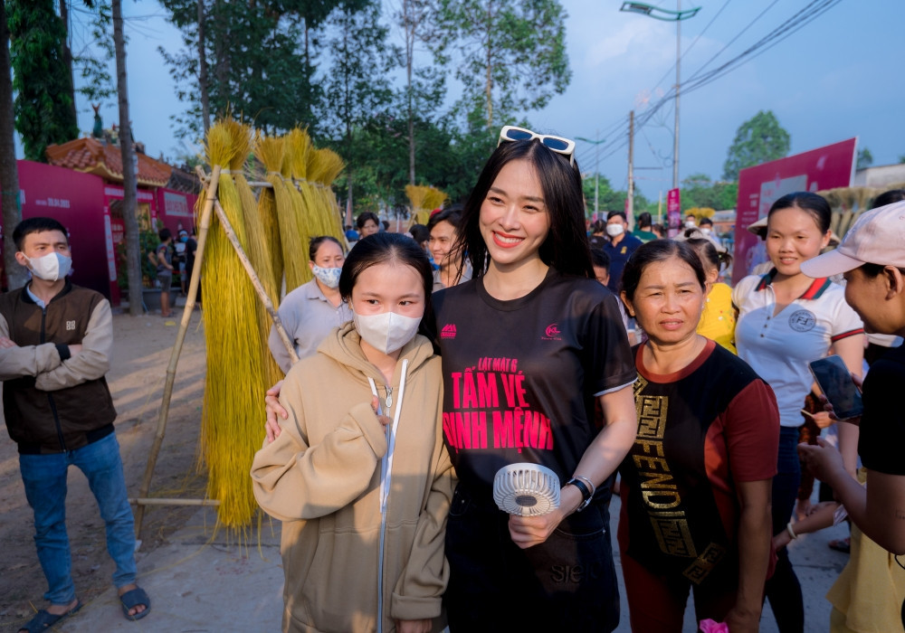 Các diễn viên chụp ảnh lưu niệm cùng khán giả.