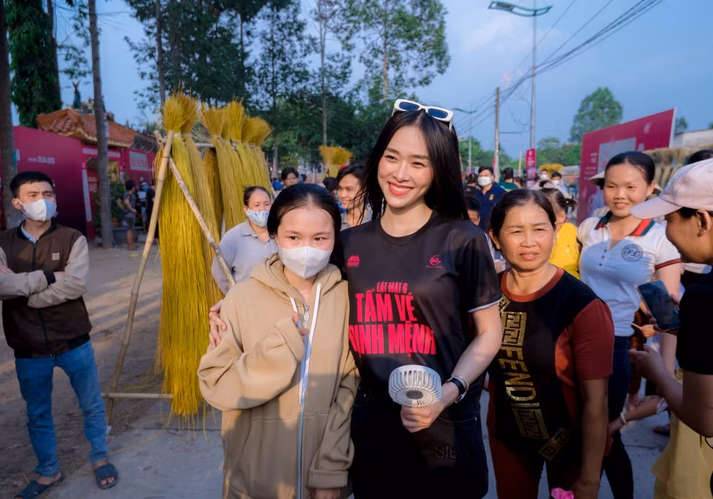 Các diễn viên chụp ảnh lưu niệm cùng khán giả.