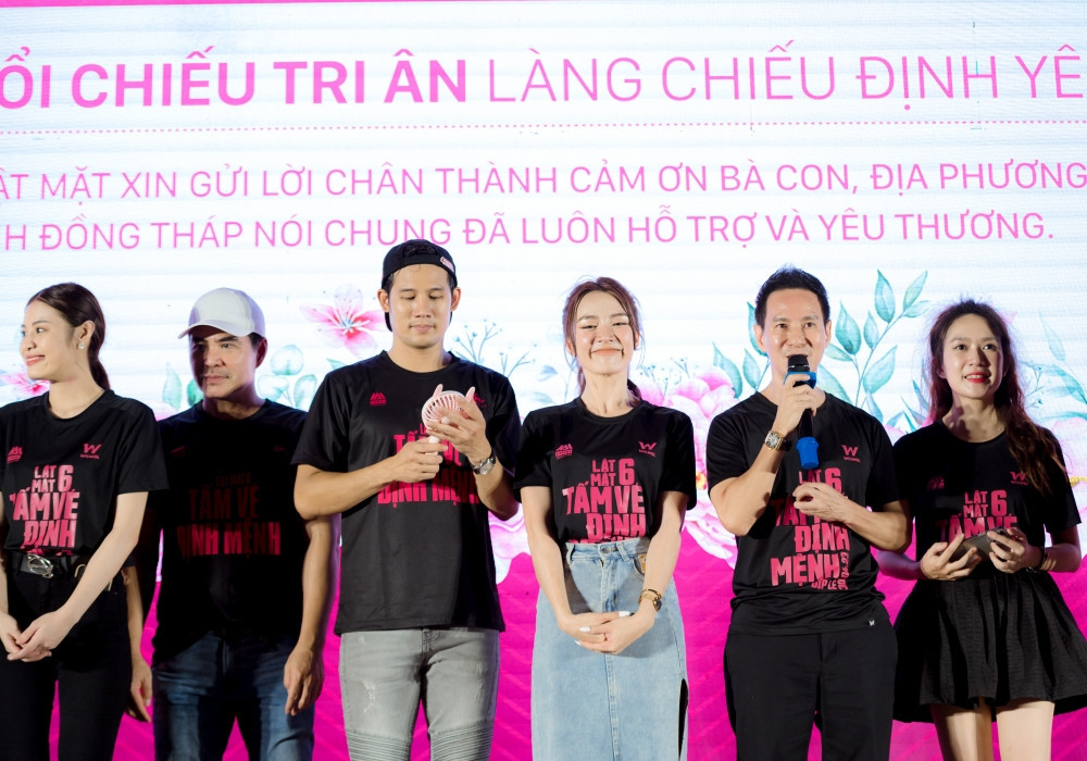 Đoàn phim giao lưu trước buổi công chiếu. Đạo diễn cùng dàn diễn viên gồm Quốc Cường, Huy Khánh, Trung Dũng, Kim Hải, Diệp Bảo Ngọc, Tú Tri… có mặt từ sớm để phát vé và chụp hình cùng bà con, đồng thời tổ chức màn múa lân sư rồng sôi động. Họ cũng chuẩn bị nước uống, thức ăn và quạt công suất lớn để phục vụ mọi người. 