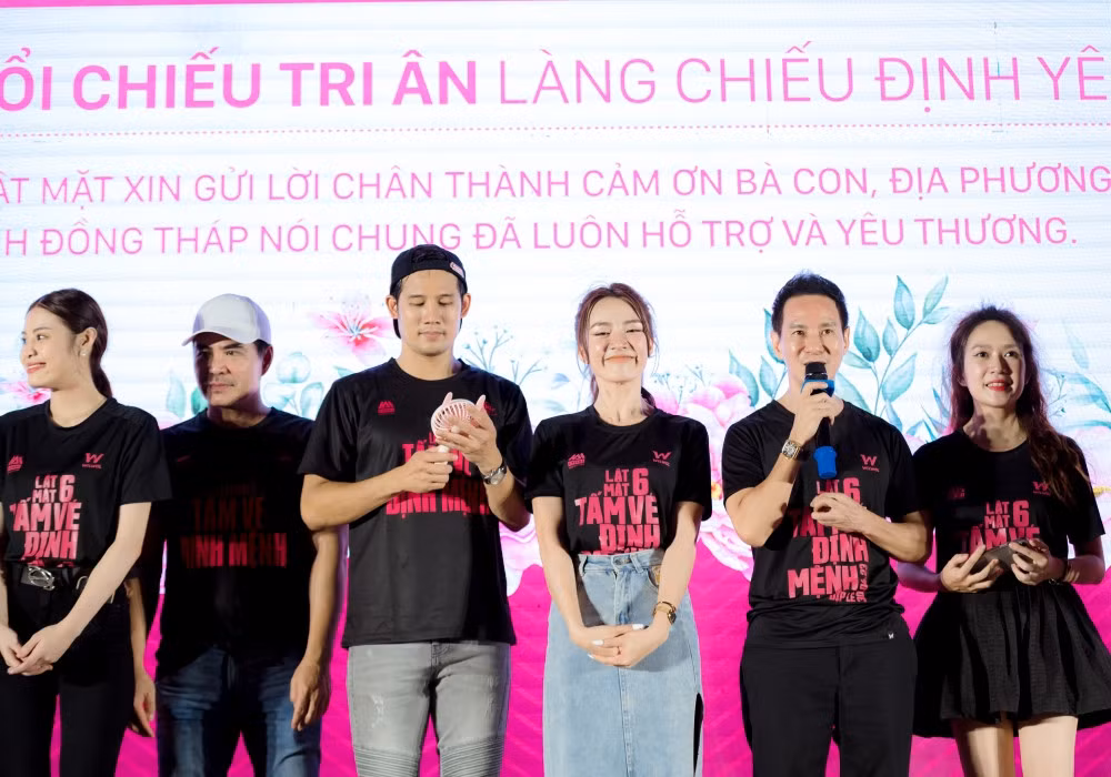 Đoàn phim giao lưu trước buổi công chiếu. Đạo diễn cùng dàn diễn viên gồm Quốc Cường, Huy Khánh, Trung Dũng, Kim Hải, Diệp Bảo Ngọc, Tú Tri… có mặt từ sớm để phát vé và chụp hình cùng bà con, đồng thời tổ chức màn múa lân sư rồng sôi động. Họ cũng chuẩn bị nước uống, thức ăn và quạt công suất lớn để phục vụ mọi người. 