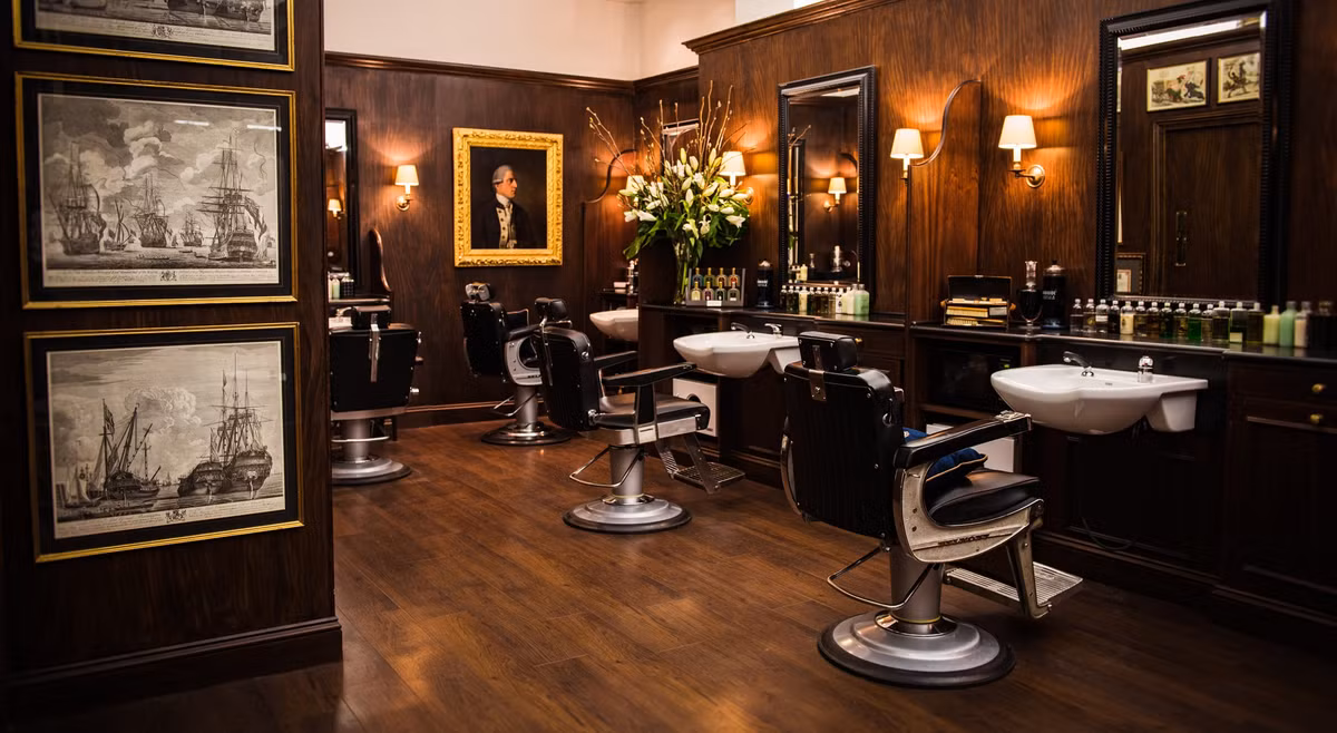 Tiệm đã có rất nhiều khách hàng thân thiết nổi tiếng như Vua George III và một số cựu thủ tướng Anh, đồng thời cũng cực kỳ được ưa chuộng trong giới các nhà văn. Theo nhiều khách hàng tại đây, họ sẵn sàng quay lại Truefitt and Hill vì những dịch vụ chu đáo của cửa hàng.