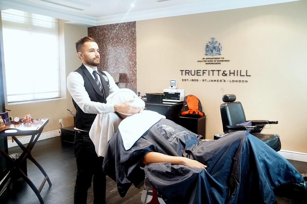 Và kể từ khi ngồi xuống chiếc ghế da của cửa hàng với một chiếc khăn nóng được quấn quanh mặt, bạn chắc chắn sẽ yêu thích nơi này.