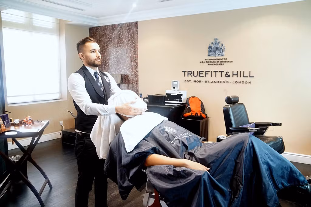 Và kể từ khi ngồi xuống chiếc ghế da của cửa hàng với một chiếc khăn nóng được quấn quanh mặt, bạn chắc chắn sẽ yêu thích nơi này.