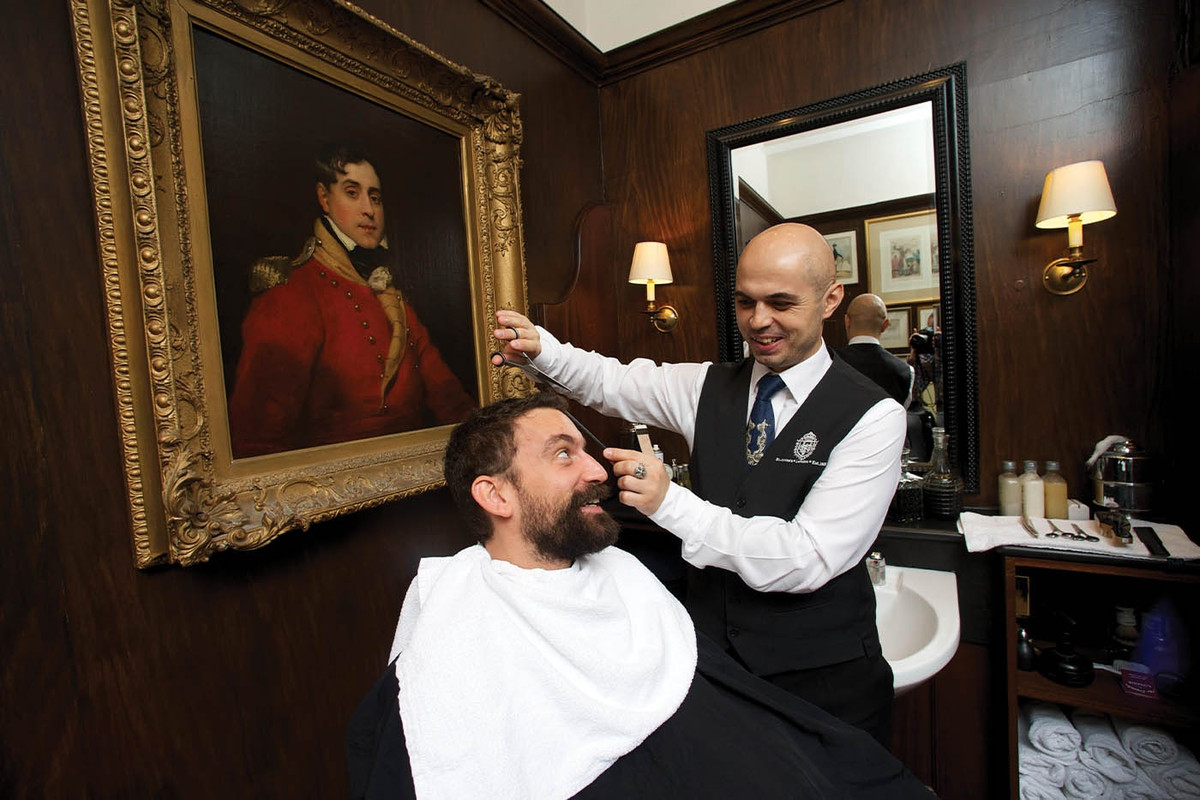 Ngoài ra, đắp mặt nạ mắt, tỉa râu và dưỡng da mặt cũng là những dịch vụ đi kèm trong gói 110 bảng Anh.