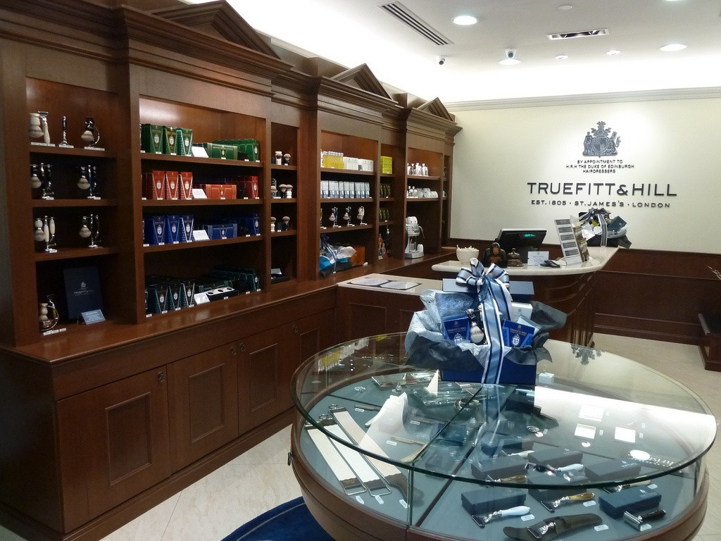 Trải nghiệm này đã bắt đầu kể từ lúc đặt chỗ - một phần quan trọng nhưng thường bị bỏ qua tại nhiều cửa hàng. Cụ thể, nhân viên tại Truefitt and Hill luôn sẵn sàng để nghe điện thoại của bạn trong vòng 1-2 hồi chuông, và chỉ cần 60 giây để hẹn lịch thành công với bất cứ dịch vụ nào. Cửa hàng cũng không áp dụng đặt chỗ qua web hay form vì nó khiến khách hàng tốn thời gian.