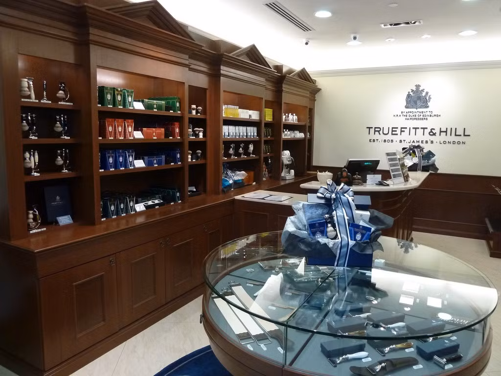 Trải nghiệm này đã bắt đầu kể từ lúc đặt chỗ - một phần quan trọng nhưng thường bị bỏ qua tại nhiều cửa hàng. Cụ thể, nhân viên tại Truefitt and Hill luôn sẵn sàng để nghe điện thoại của bạn trong vòng 1-2 hồi chuông, và chỉ cần 60 giây để hẹn lịch thành công với bất cứ dịch vụ nào. Cửa hàng cũng không áp dụng đặt chỗ qua web hay form vì nó khiến khách hàng tốn thời gian.