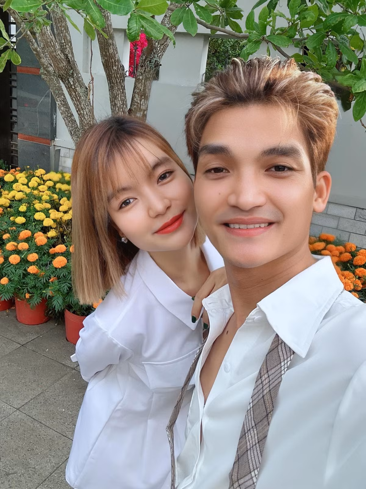 Tin sao Việt ngày 30/1: Diễn viên Mạc Văn Khoa đăng ảnh chụp chung cùng vợ. Không chỉ thành công trong sự nghiệp, anh còn khiến khán giả ngưỡng mộ vì gia đình hạnh phúc.