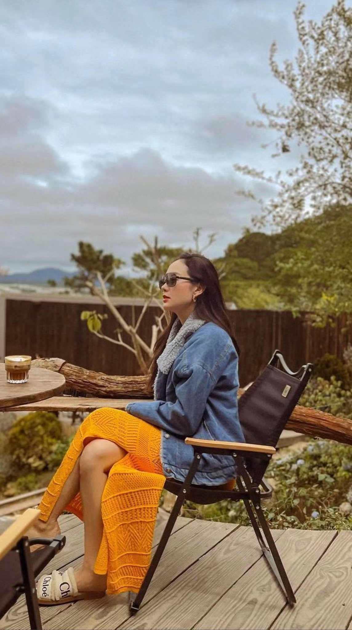 Ca sĩ Minh Hằng sang chảnh tại Đà Lạt. Cô diện đồ đơn giản nhưng vẫn cuốn hút.