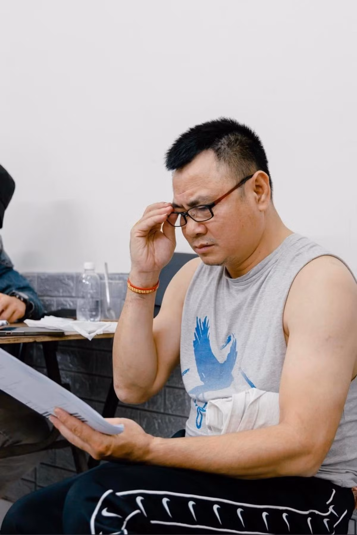 NSND Tự Long miệt mài với công việc cuối năm.