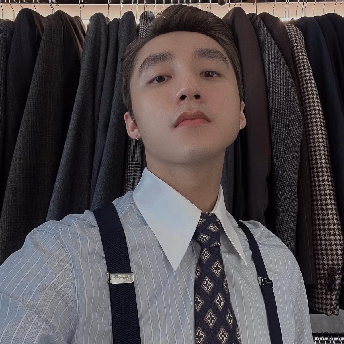 Sơn Tùng M-TP diện vest bảnh bao.