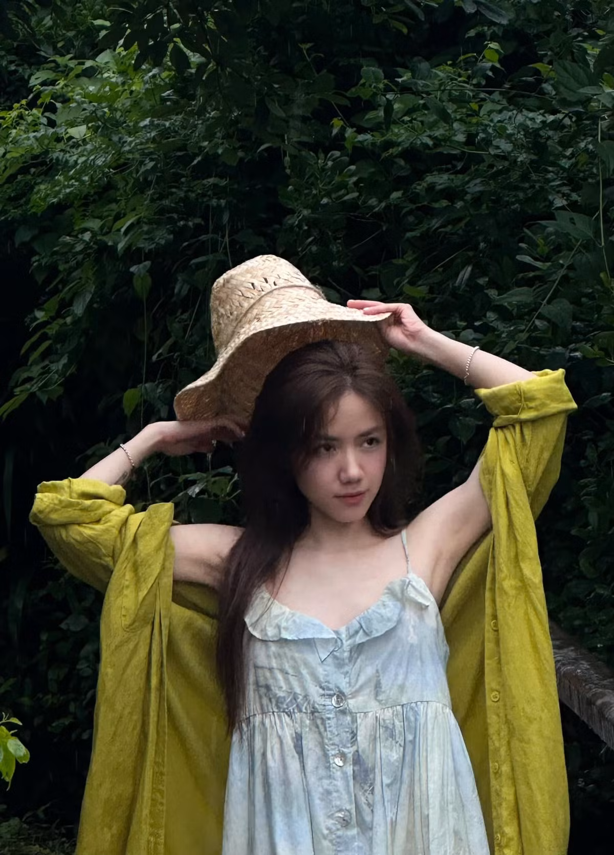 Sao Việt Phương Ly hoá “nàng thơ” dưới mưa.