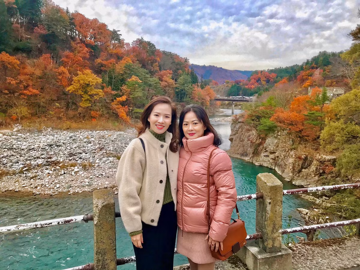 Đan Lê khoe nhan sắc rạng rỡ bên mẹ.