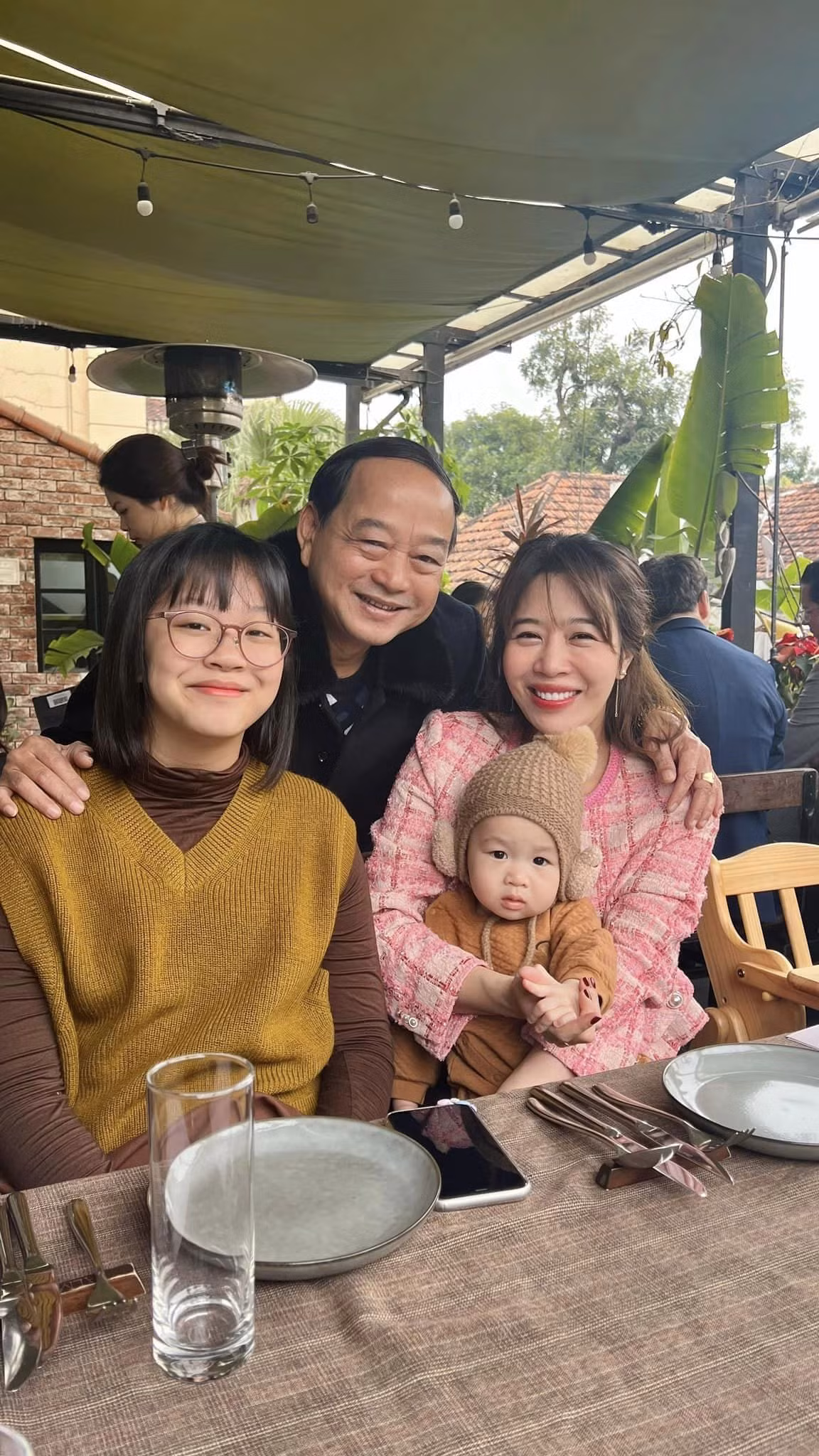 MC Diệp Chi hạnh phúc bên người thân.