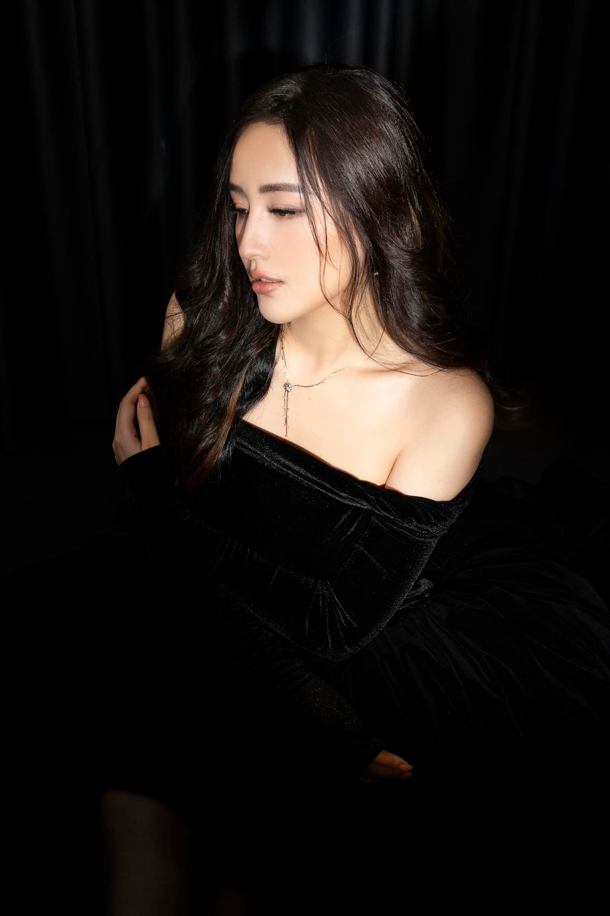 Luong Thuy Linh khoe body nuot na, Hari Won goi cam ben Tran Thanh-Hinh-10