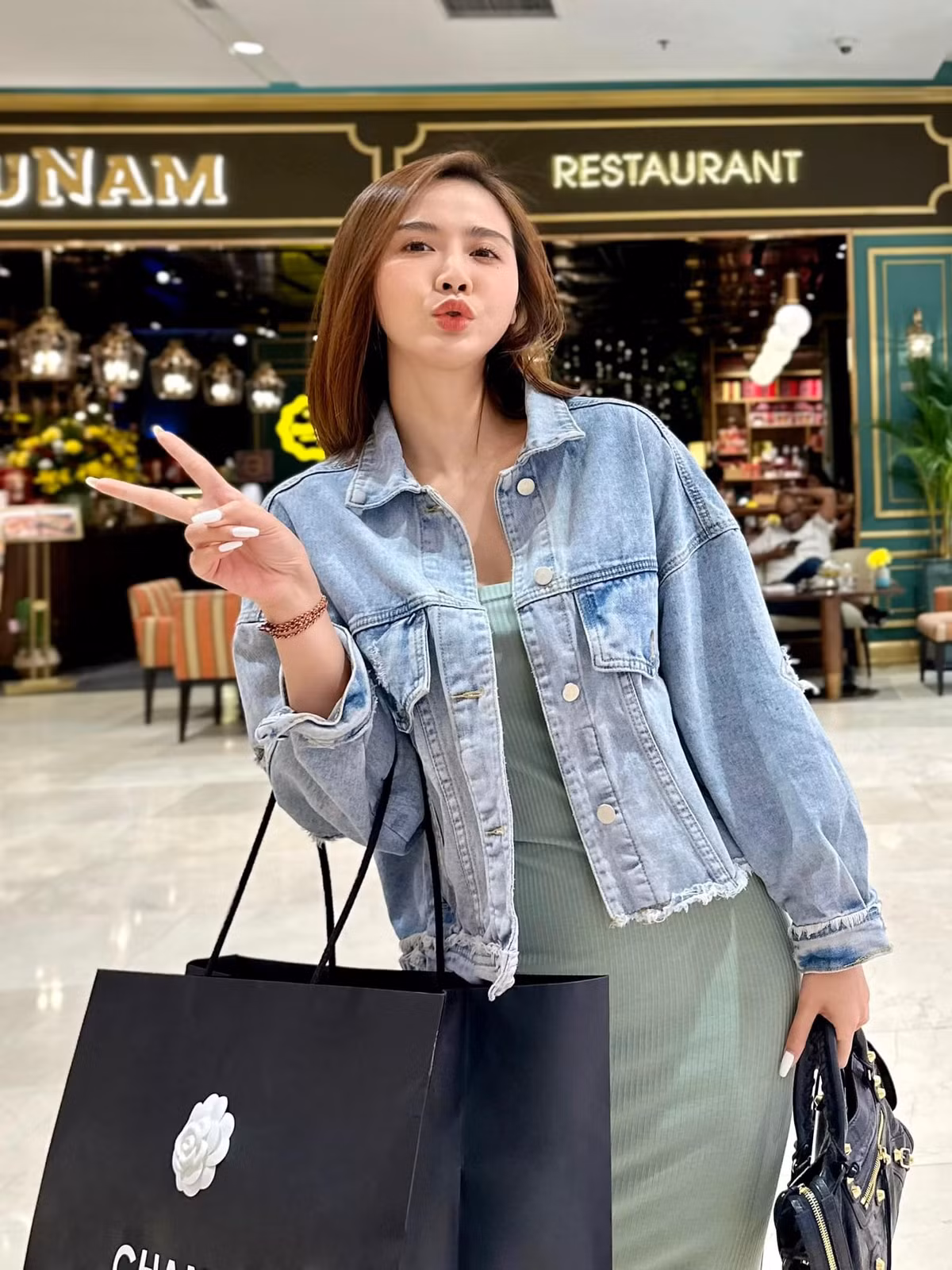 Huyền Lizzie mua sắm “tự thưởng” cho bản thân sau chiến thắng tại VTV Awards 2022.