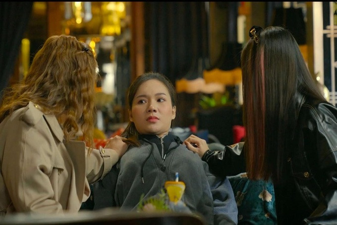 Mai đã bị các em dâu của Phương - vợ của Công (Kiều Anh đóng) dằn mặt. Phân cảnh dạy dỗ tiểu tam của Lan Phương - Khả Ngân trên phim gây sốt.