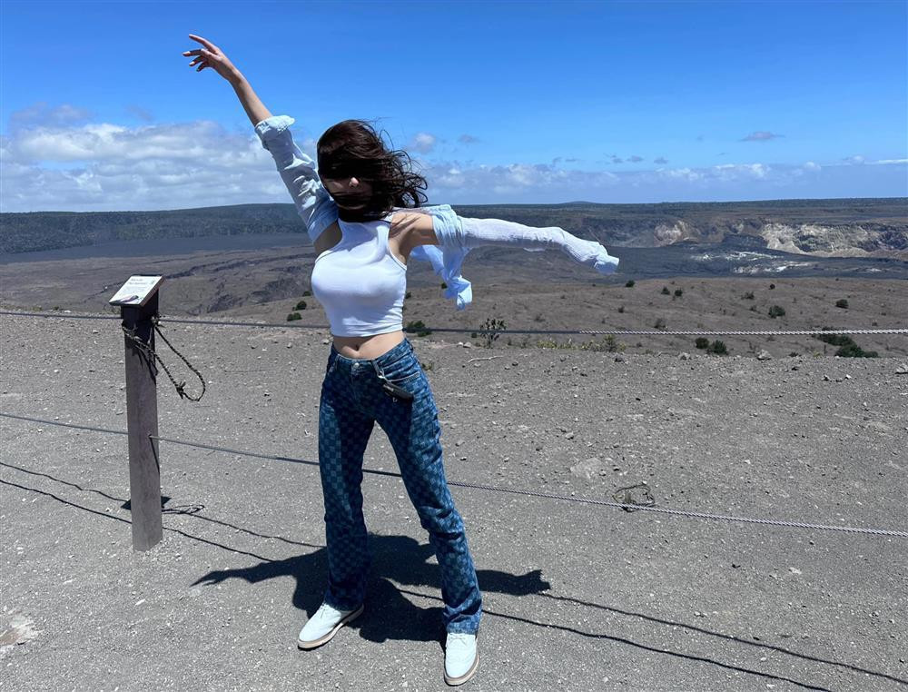 ữ diễn viên không ngại đăng ảnh "dìm hàng" bản thân trước ống kính của Shark Bình khi bị "gió thổi tung người".