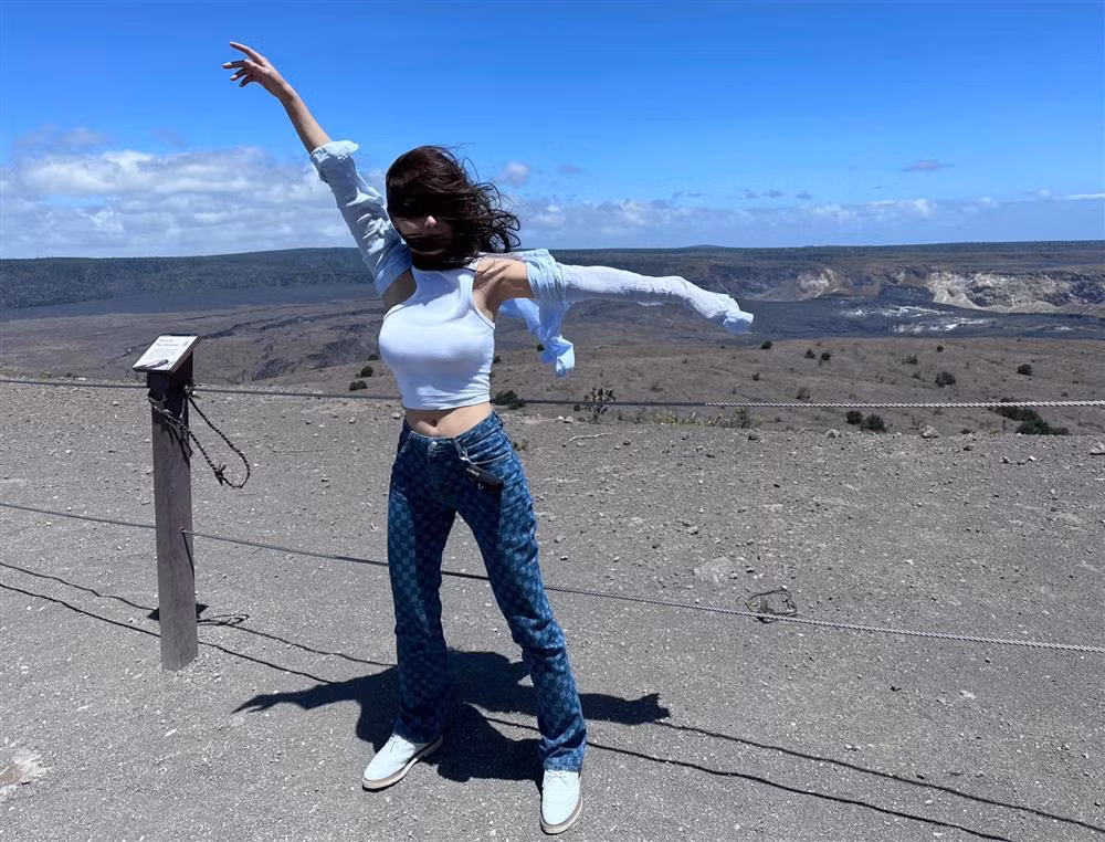 Nữ diễn viên không ngại đăng ảnh "dìm hàng" bản thân trước ống kính của Shark Bình khi bị "gió thổi tung người".