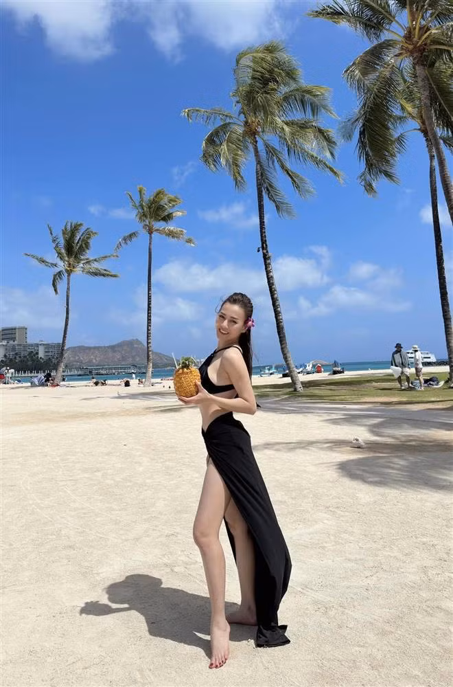Trước đó, nữ diễn viên chia sẻ ảnh mặc bikini tạo dáng ở biển Hawaii khoe chân dài và nhan sắc rạng rỡ.