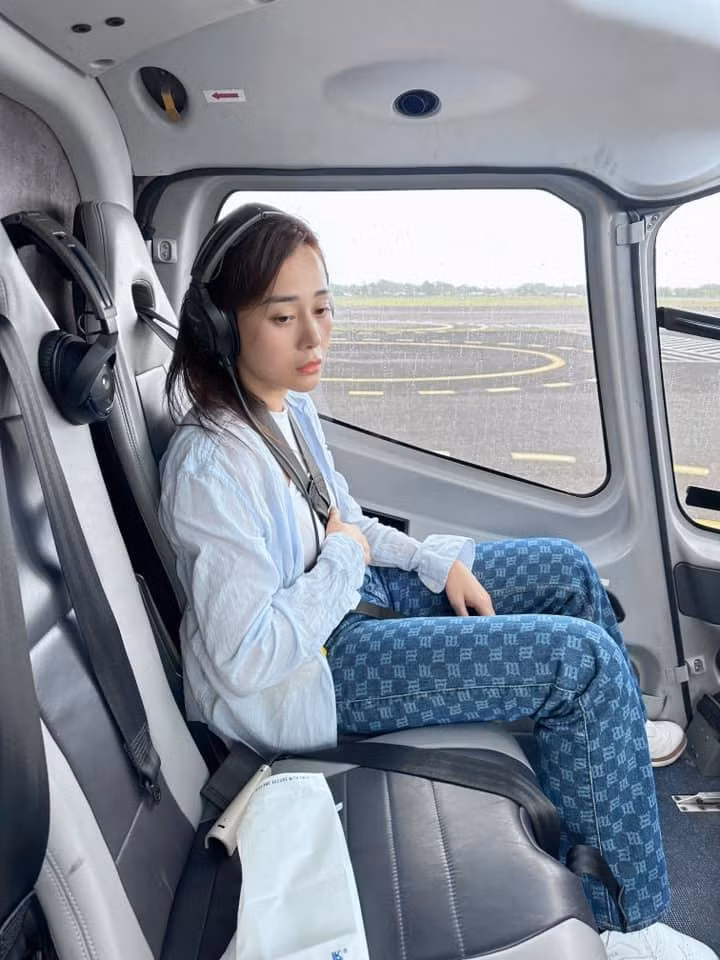 "Lúc đi hết mình, lúc hạ cánh hết hồn", Phương Oanh đăng ảnh kèm chú thích cho cảm giác của cô sau chuyến bay.