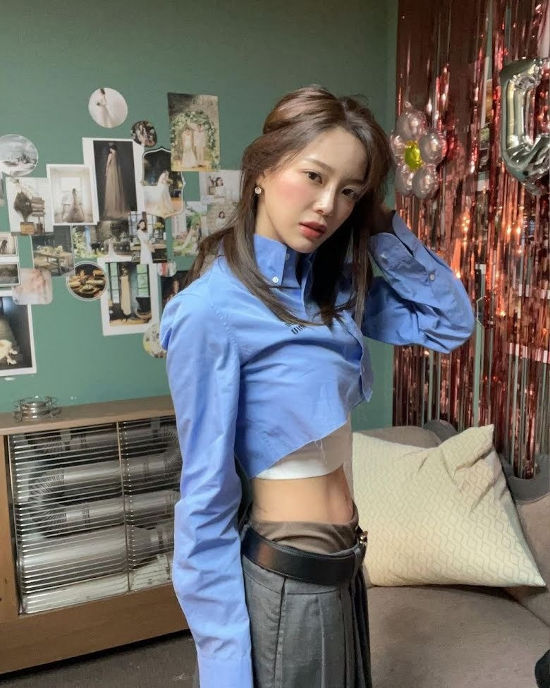 Chia sẻ trên V Live vào cùng năm, idol sinh năm 1996 cho biết cánh tay cô từng rất gầy, nhưng đột nhiên trở nên cơ bắp. "Tôi không đặc biệt tập trung vào cánh tay của mình khi tập luyện, nhưng mọi người thấy chúng có ngầu không?", cô cười hỏi.