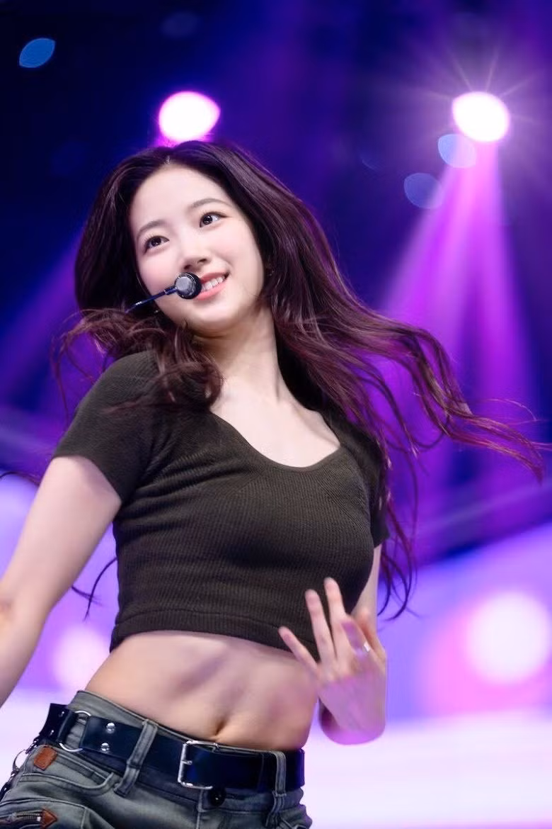 Kazuha (Le Sserafim) là nữ idol mới nhất khiến khán giả ngạc nhiên với vẻ ngoài vừa thanh tú, thơ ngây, vừa sở hữu sức mạnh cơ bắp.