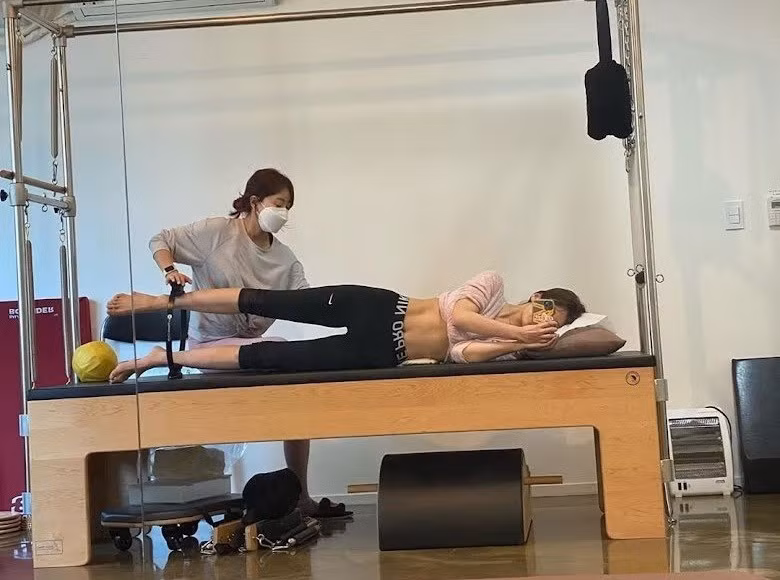 Pilates là bộ môn yêu thích của Somi để tập luyện sức mạnh cơ trọng tâm. Bên cạnh đó, có một người cha đam mê thể thao, vận động cũng truyền cảm hứng cho cô.