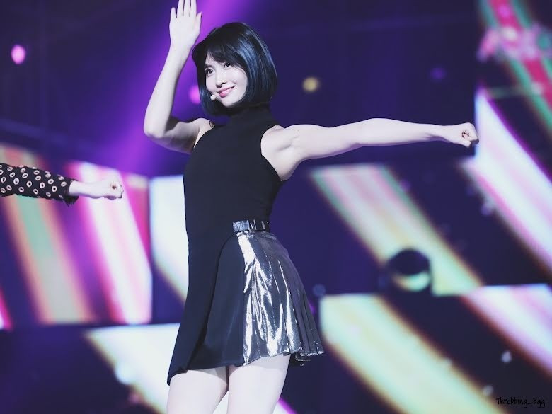 Momo (Twice) gây thiện cảm với gương mặt nữ tính, dịu dàng. Tuy nhiên, hình thể của người đẹp sinh năm 1996 hoàn toàn đối lập.