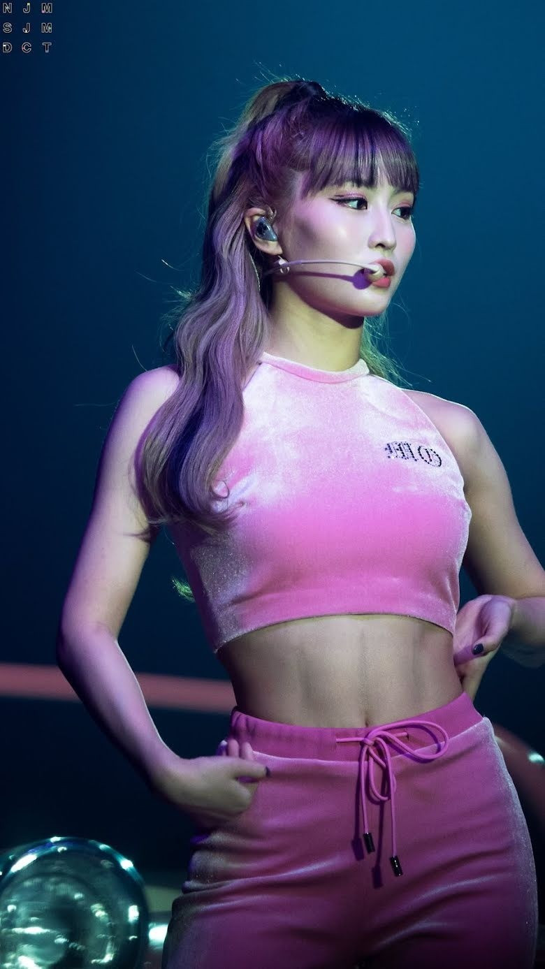 Người hâm mộ đã quen với hình ảnh nữ idol dễ thương khoe cơ bắp ở cánh tay và bụng. Tập luyện vũ đạo là một trong những bí quyết giúp ngôi sao Nhật Bản đạt được tỷ lệ hình thể gần như hoàn hảo.