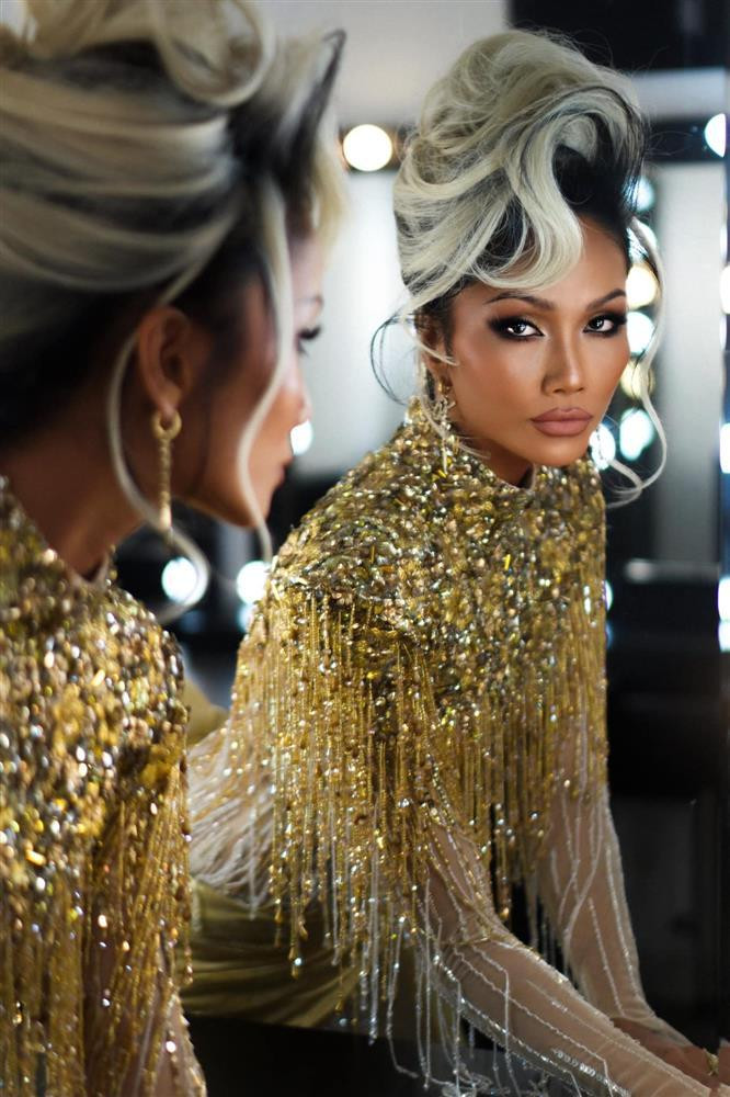 'Hen Niê được đánh giá là một trong những mỹ nhân nổi bật nhất năm qua, cô nổi tiếng với style "lên đồ" tắc kè hoa, lúc thì lộng lẫy lúc lại đơn giản, mộc mạc. Dù không phải lúc nào cũng được đánh giá cao nhưng sự đầu tư mỗi khi xuất hiện và sự giản dị ở cuộc sống đời thường khiến cô Hen vẫn nhận được rất nhiều tình cảm từ phía khán giả.