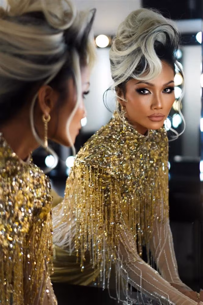 H'Hen Niê được đánh giá là một trong những mỹ nhân nổi bật nhất năm qua, cô nổi tiếng với style "lên đồ" tắc kè hoa, lúc thì lộng lẫy lúc lại đơn giản, mộc mạc. Dù không phải lúc nào cũng được đánh giá cao nhưng sự đầu tư mỗi khi xuất hiện và sự giản dị ở cuộc sống đời thường khiến cô Hen vẫn nhận được rất nhiều tình cảm từ phía khán giả.